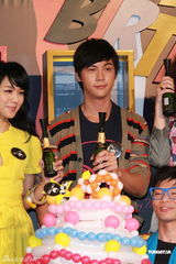 组图：陈伟霆出席时装活动 官恩娜与Mandy Lieu比美