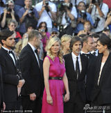 组图：邓斯特戛纳走秀紫红裙装简约亲切