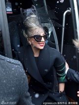 组图：Lady Gaga黑裙亮相哈佛 成立基金会