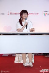 组图：Selina与老公共同做公益 浅笑清新似少女