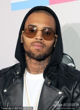 组图：蕾哈娜前男友克里斯-布朗造型不羁