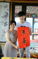 组图：于小彤北海划龙船举行成人礼