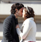 组图：《绯闻女孩》片场莉顿-梅斯特上演吻戏