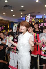 组图：杨丞琳香港会粉丝 预告年底进驻红馆