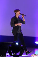 组图：金钟国穿中国传统服装 贴身抱女粉丝