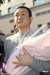 组图：Makiyo与好友醉后打伤人 流泪赴医院看望伤者