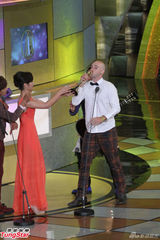 组图：吴凤获金钟行脚节目主持奖 后台脱裤露红内裤