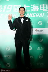 组图：韩星赵寅成上海电视节卖萌耍酷逗粉丝