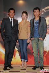 组图：《逃出生天》主创庆功 票房理想或拍续集