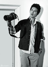 组图：蒲巴甲拍写真化身文艺范儿摄影师