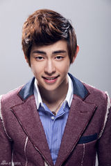 组图：新星邓伦曝光写真 清新外形受追捧