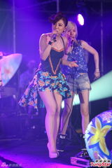 组图：丁当开唱秀电臀马达 MP脱衣湿身助阵