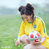 幻灯图：芙蓉姐姐穿巴西队服 捧大力神杯拍写真