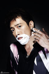 幻灯图：吕颂贤拍摄大片展示性感魅力