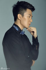 组图：李东恒写真大片 西装革履显优雅气质