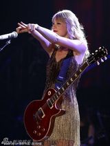 组图：泰勒-斯威夫特澳洲开唱 兴奋跳跃甩长发