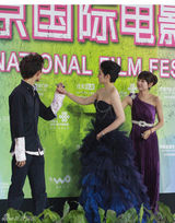 组图：黄奕亮相北京电影节红毯 宝蓝礼服优雅华贵