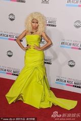 组图：麻辣鸡爆乳亮相AMA红毯 爆炸头雷人妆容