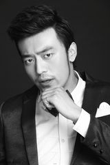 组图：刘一黑白写真 五格表情显男人魅力