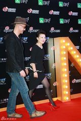 组图：微博之夜红毯 龚琳娜老锣牵手揽腰
