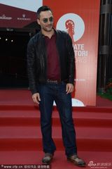 组图：《女人心事》首映 穆里根黑超遮面