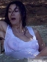 组图:莫妮卡-贝鲁奇现身片场 透视装湿身秀豪乳