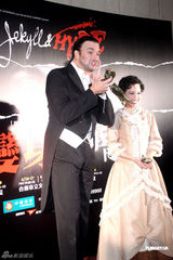 幻灯图：音乐剧《变身怪医》赴台演出 男主角吃粽子