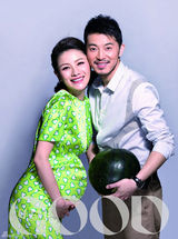 高清图：沙溢抱西瓜热吻大肚胡可 宝宝取名安吉