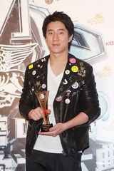 组图：众星亮相华语榜中榜颁奖礼 齐聚后台秀奖杯