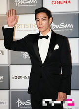 组图：釜山电影节开幕 TOP西装配小领结显帅气