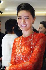 组图：田海蓉镂空红裙装亮相 优雅高贵明艳动人