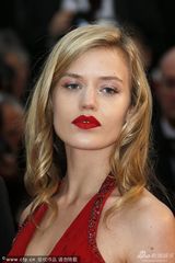 组图：英国超模乔治亚低胸红裙泄春光