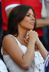 幻灯图:英格兰太太团助阵英德大战 特里抱女观看