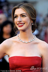 组图：安妮-海瑟薇拖地红裙亮相 娇艳红唇秀性感