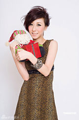 幻灯图集：容祖儿率师弟师妹拍宣传照 送圣诞祝愿