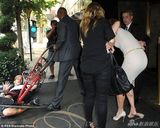 组图:妮可-基德曼被单车撞掉鞋 优雅尽失显狼狈