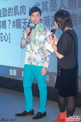 组图：周杰伦带病宣传巡演 花西服帅气抢镜