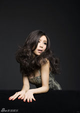 幻灯图：张静初最新写真曝光 百朵红玫瑰团簇身前