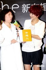 幻灯组图：S.H.E获世博门票 扮女超人澄清单飞传言