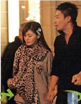 组图：大S素颜约会汪小菲 戴花俏丽紧牵爱郎手