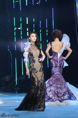 组图：巩新亮不慎摔倒危险出席时尚大典