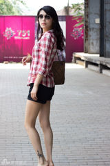 组图：韩丹彤街拍格纹衬衣搭短裤