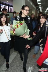 组图：长泽雅美抵台宣传偶像剧 机场秀中文