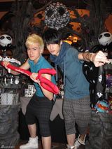 组图：AK组合香港迪斯尼迎万圣节 黑色世界玩个痛快