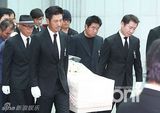 组图：金喜善等含泪参加金宗鹤导演遗体告别式