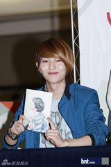 组图：韩团SHINee出席新碟《Sherlock》粉丝签名会