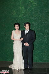 组图：晶刚香港婚宴 郭晶晶坠钻礼服挽霍启刚亮相