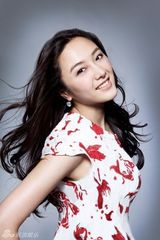 组图：舒砚清新气质大片 花裙如春风拂面