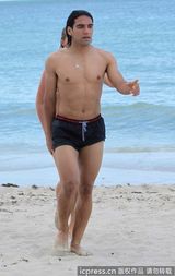 组图：球星法尔考海中爱抚娇妻 舔肚脐极度高调