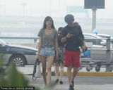 组图：刘谦穿红裤现身潮范 与女友挽手显亲密